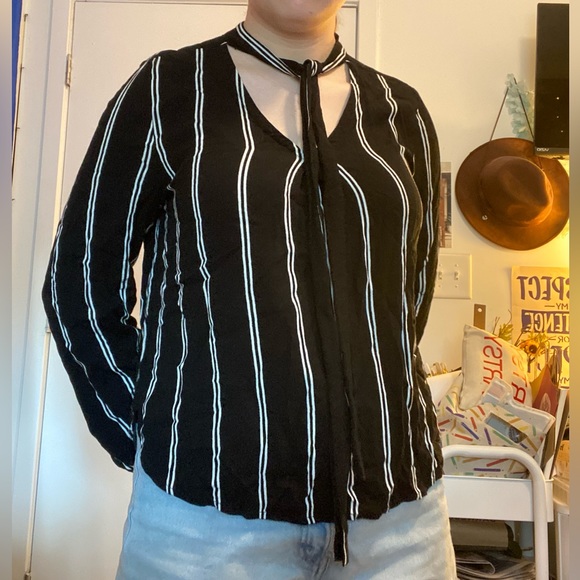 Sadie Robertson long sleeve blouse - Picture 2 of 4